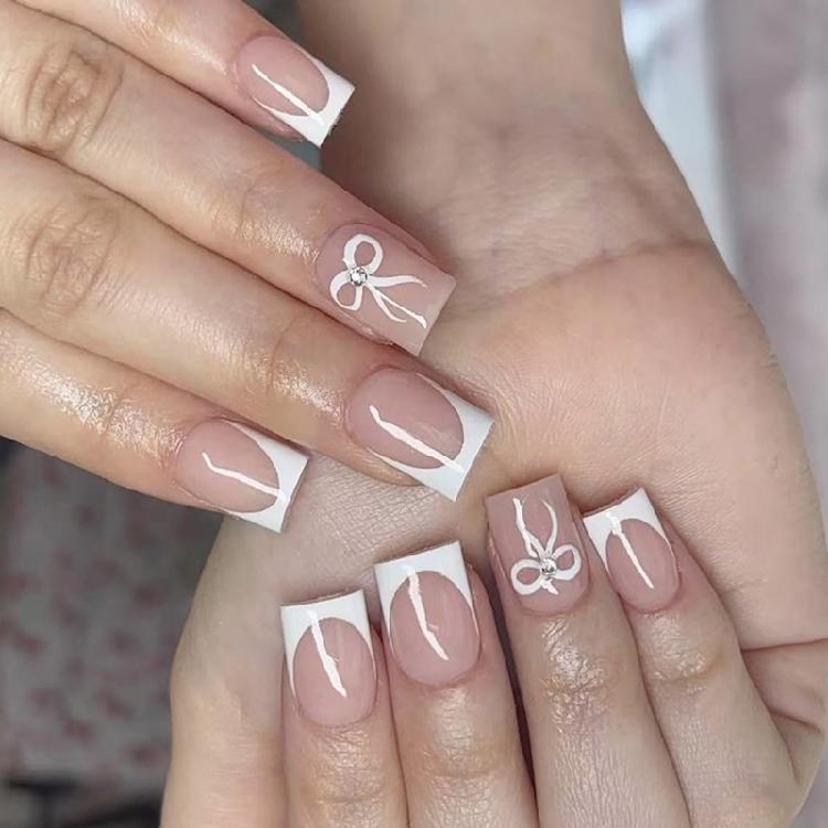 24 Sztuki Krótkie Kwadratowe Sztuczne Paznokcie Słodkie Kokardki Press On Nail Biały Francuski Tip Akrylowy Paznokieć Błyszczący Pełne Pokrycie Przyklejane Paznokcie