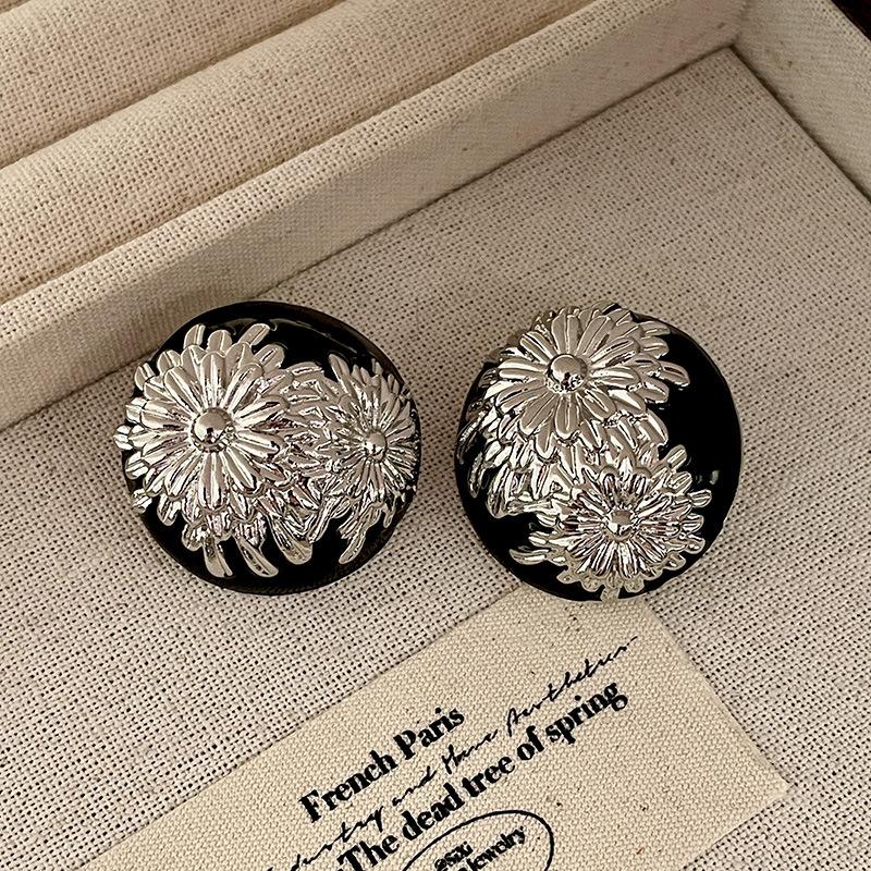 

Digadagu Simple Embossed Daisy Stud Earrings Metal Floral Earrings Women s New Party Zircon Accessories медный
