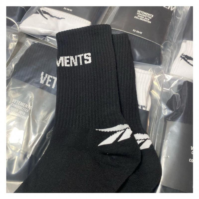Trendy Brand Vete Classic Co-Branded Black And White Letter European And American Street Sports Socks Pure Cotton Mid-Leg Socks