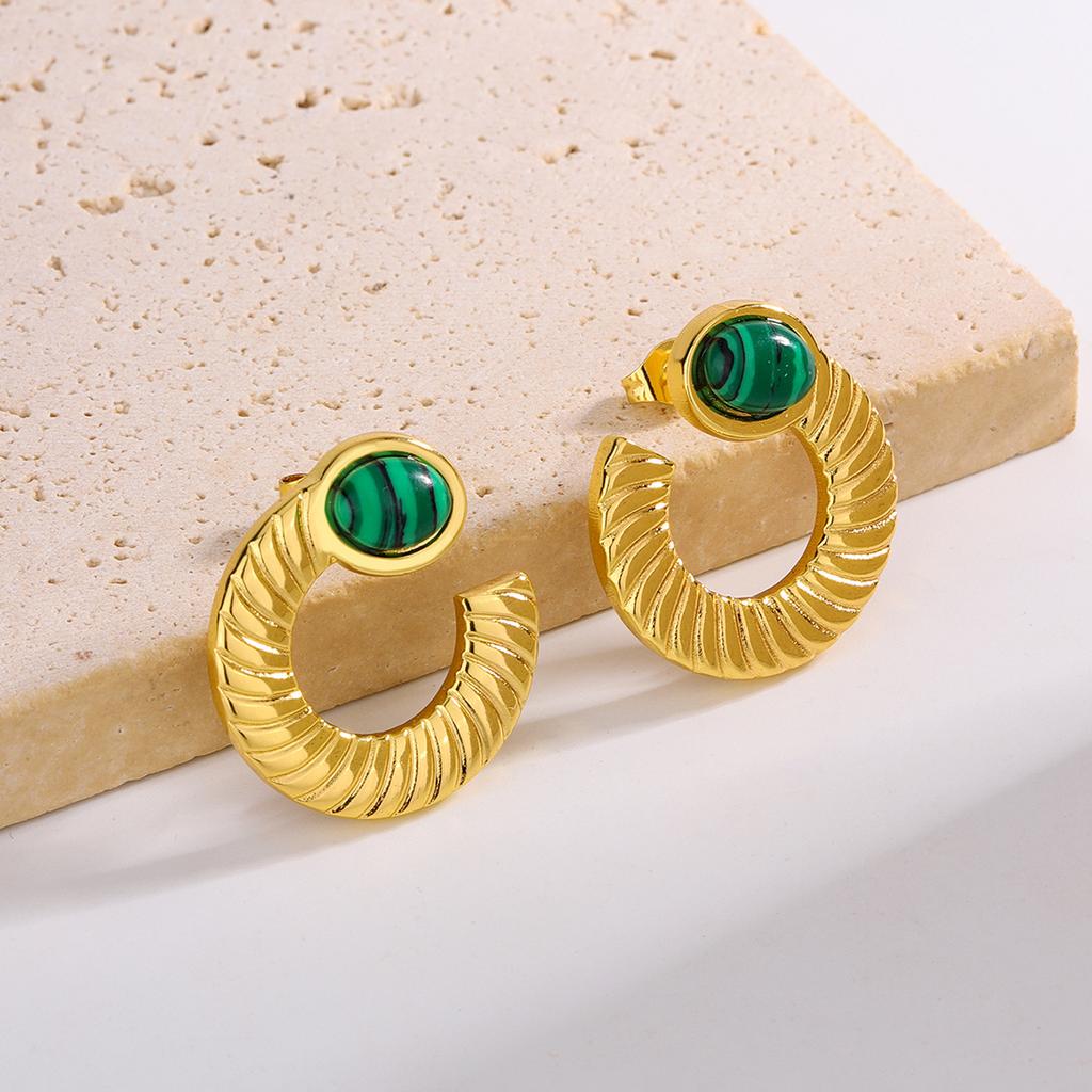 Light luxury earrings temperament niche design feeling maple leaf earrings titanium steel plated 11k gold Internet celebrity electroplated earrings