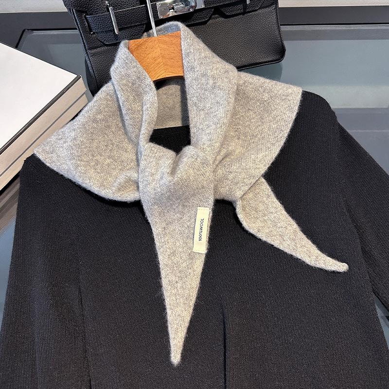 British Korean Triangular Scarf Niche 100% Wool Triangle Scarf Women Head Scarf Knitted Shawl Winter Warm Poncho Echarpe