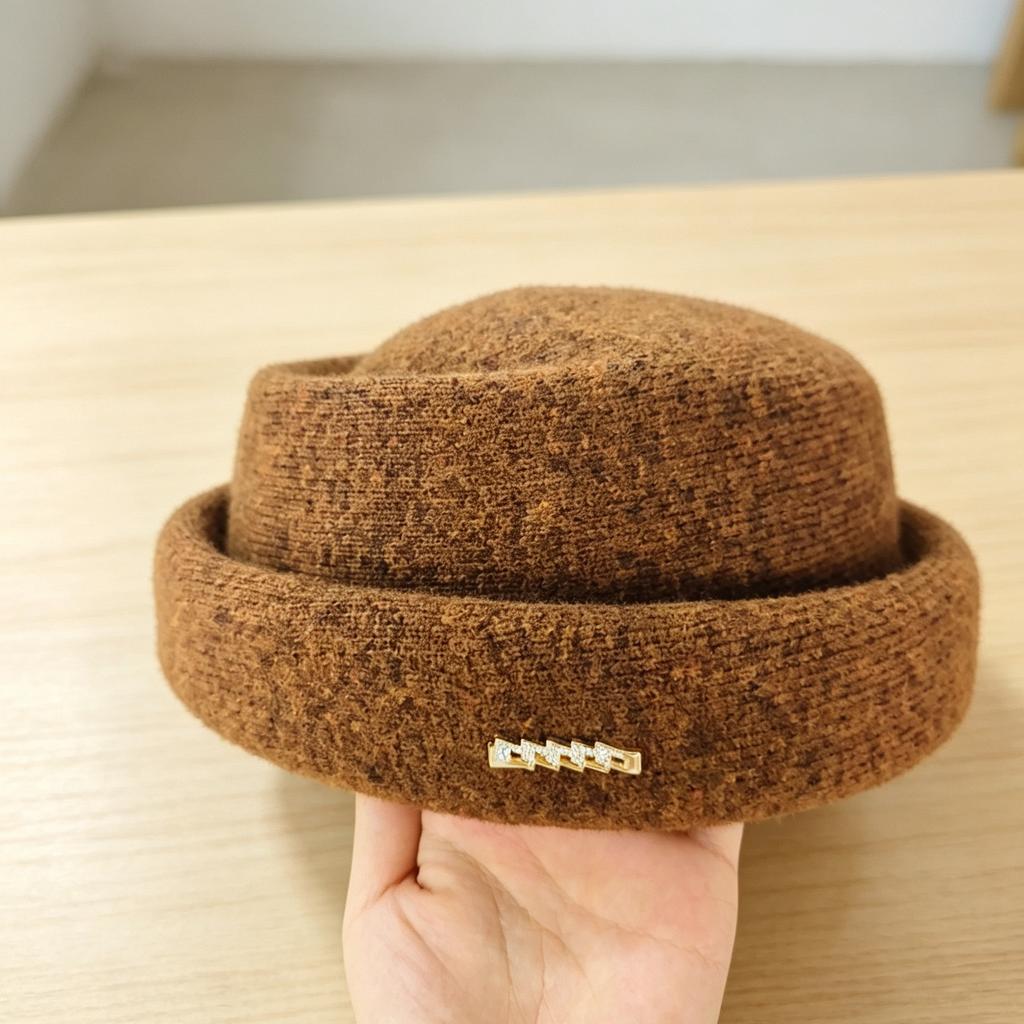 Knitted hat Flat top hat Women's autumn and winter versatile face small metal label retro simple casual hat