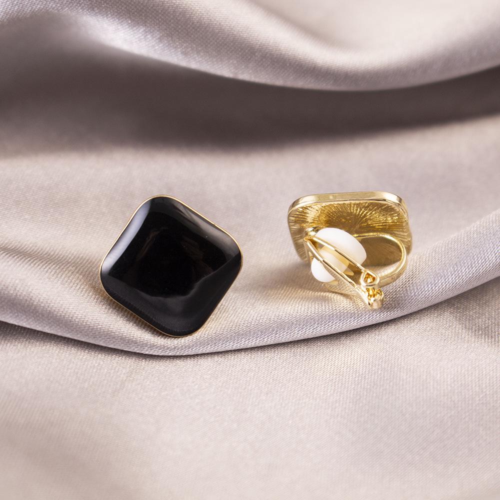 Elegant Clip-On Triangle Earrings for Non-Pierced Ears - Versatile, Light Luxury for Everyday Wear.