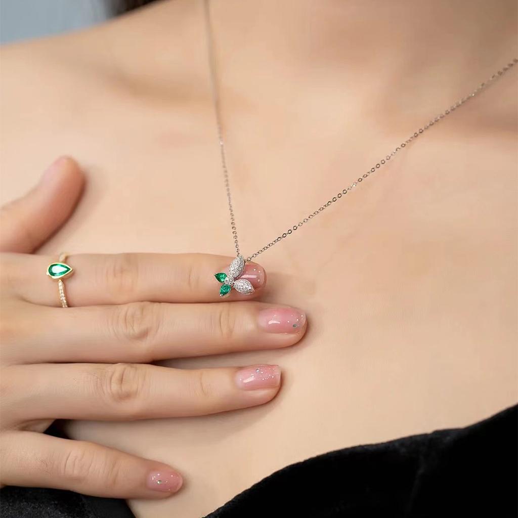Mikro-eingelegte Schmetterlings-Smaragd-Zirkon-Halskette für Frauen Ins Trendy und Cold Style Einfache Persönlichkeit Modische Schlüsselbeinkette Damenaccessoires