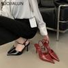 Mode SUOJIALUN 2025 Neue Marke Damen Pumps Schuhe Mode Rote Slingback Schuhe Spitze Zehenpartie Dünner Hoher Absatz Outdoor Kleid Party Pumps