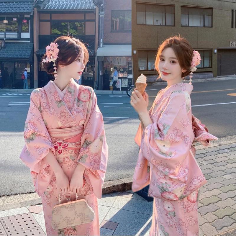 Dámské japonské kimono a yukata šaty pro formální fotografování