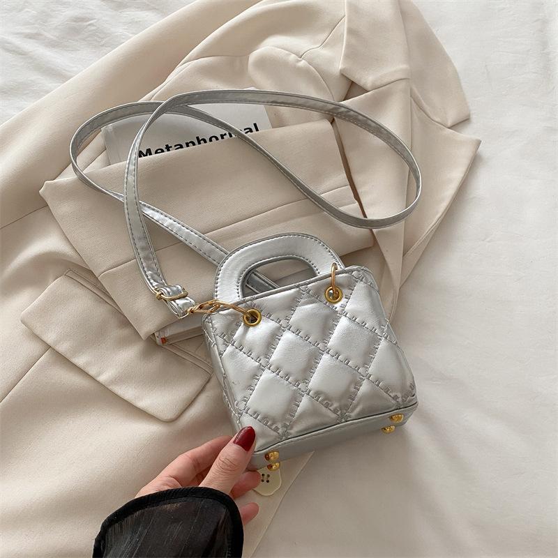 2025 new fashion diamond foreign style shoulder bag women's simple commuting exquisite portable Princess Diana bag temperament messenger bag