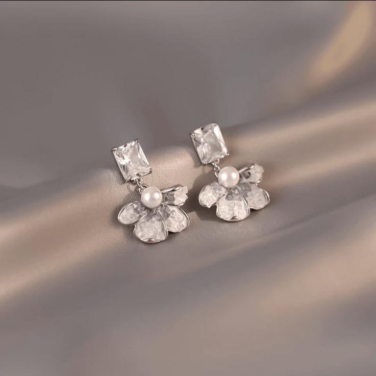 Elegant Blue Gradient Flower Earrings with Pearl and S925 Sterling Silver Needle
