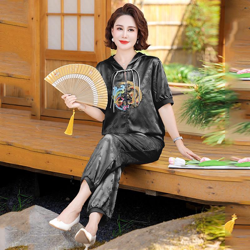 

2026 Plus Size Summer Sportswear Set for Middle-Aged Women - Short-Sleeved Top 2XL (100-120 jin)