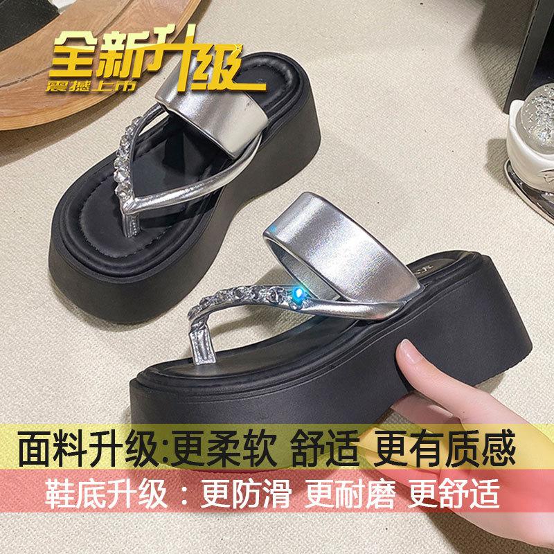 

Silver heightened thick-bottomed beach cool slippers women s summer wear 2025 new fairy wind and water diamond pinch-on flip-flops 40