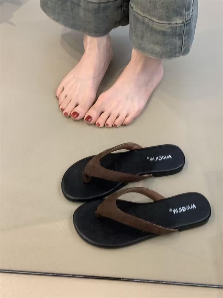 

In stock, the new minimalist toe beach vacation fashionable contrasting color versatile flip-flops women s summer wear 40