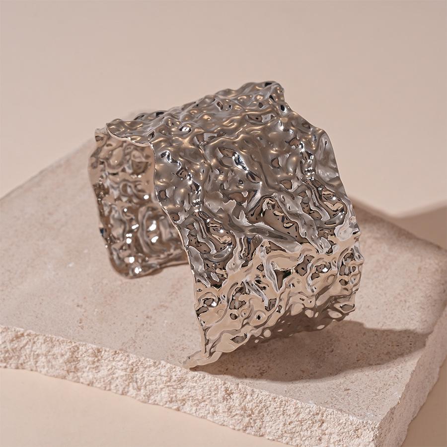 Geometric Metallic Irregular Wrinkled Open Bangle: High-End European and American Women's Jewelry