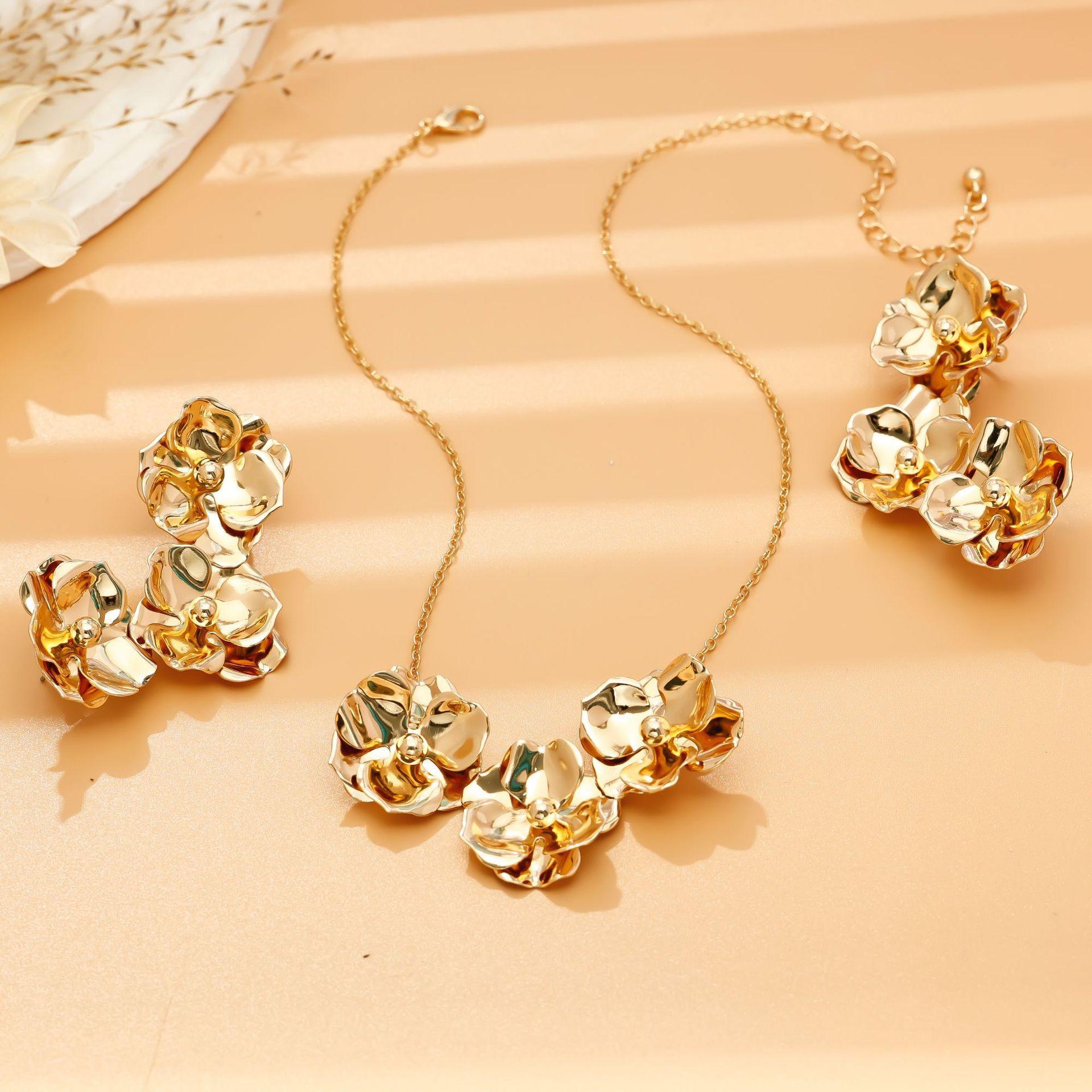 

Модные украшения для женщин золотой