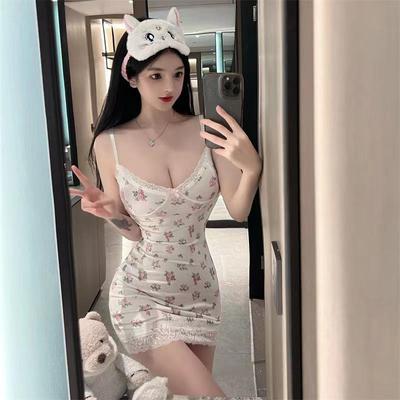 Frisches florales Spitzen-Patchwork-Nachthemd: Spaghettiträger, Gepolstert, Sexy, Hüftbetonter kurzer Rock, Pure Desire Stil.