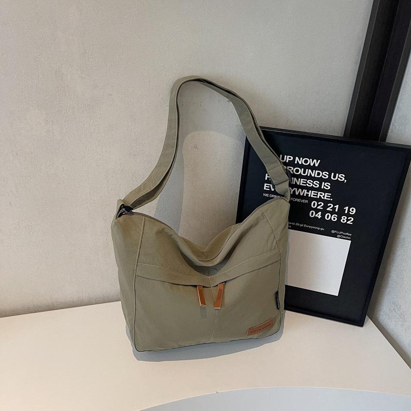 Japanese leisure lazy style student commuting tote bag large capacity simple solid color lightweight versatile messenger bag female