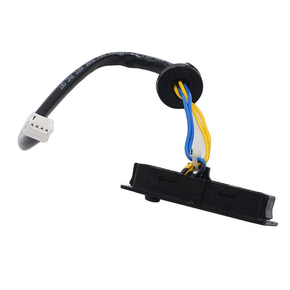 Înlocuirea accesoriilor pentru deschiderea portbagajului și deschiderea hayonului