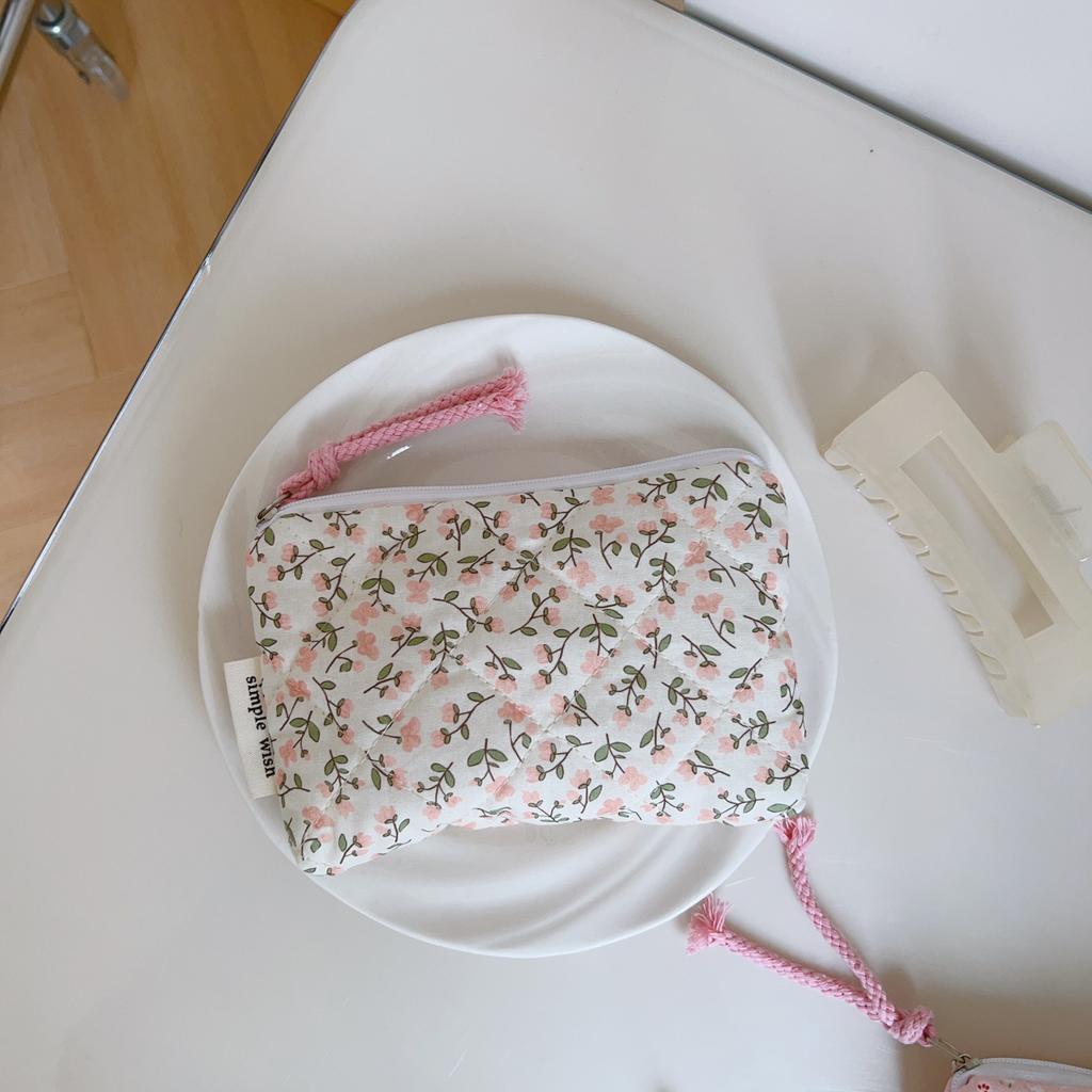 Cute Pink Style Makeup Lipstick Airpods Case Floral Quilted Makeup Bag Women's Sweet Mini Lipstick Cosmetic Pouch for Period