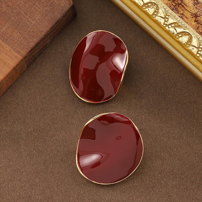 French elegance temperament small fragrance dripping oil irregular wave earrings light luxury high sense super white commuter earrings