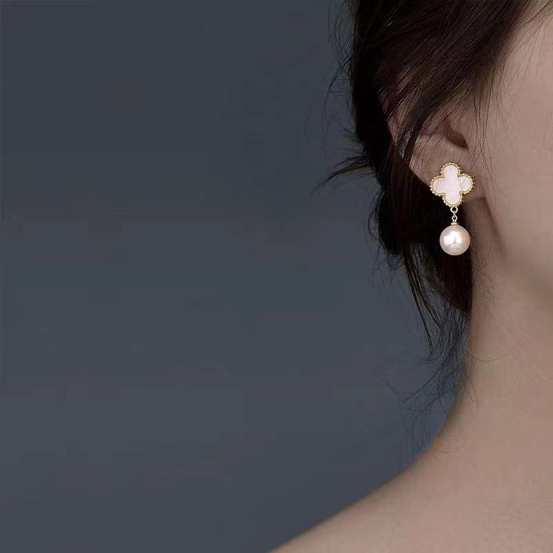 Boucles d'oreilles porte-bonheur en perles de trèfle à quatre feuilles pour femmes, nouvelles boucles d'oreilles délicates et fraîches, cent légères, de luxe, petites boucles d'oreilles à vent parfumées