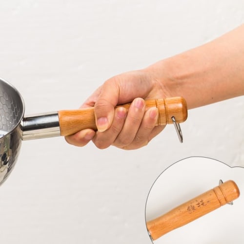 20cm Yukihira pot, stainless steel, induction cooktop, easy-to-use, with a wooden handle, hammered finish, and glass lid. Features a self-standing kno