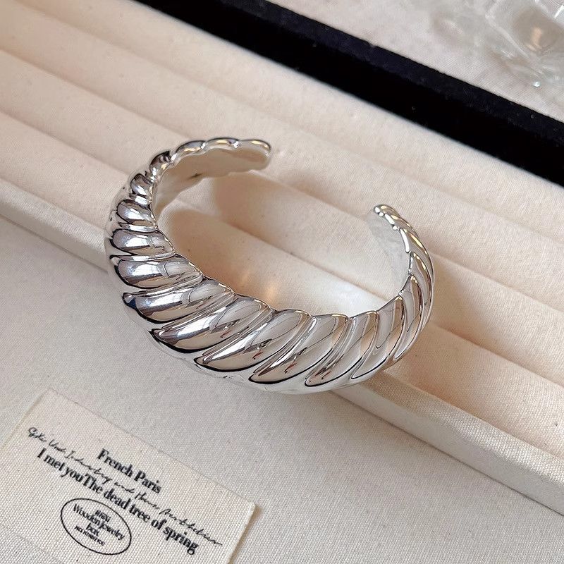 Western Style Exaggerated Bright Surface Bracelet Women Niche Design High-Grade Arm Bracelet Hand Jewelry Fashion Personalized Accessories