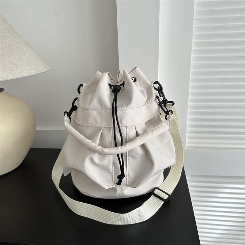 

Go out lightweight handbag simple girls large capacity shoulder bag women s new fashion casual bucket bag белый