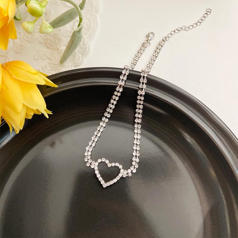 Korean Fashion Heart Necklace: Sparkling Diamond Clavicle Chain, Versatile Choker, Minimalist Design for Women.
