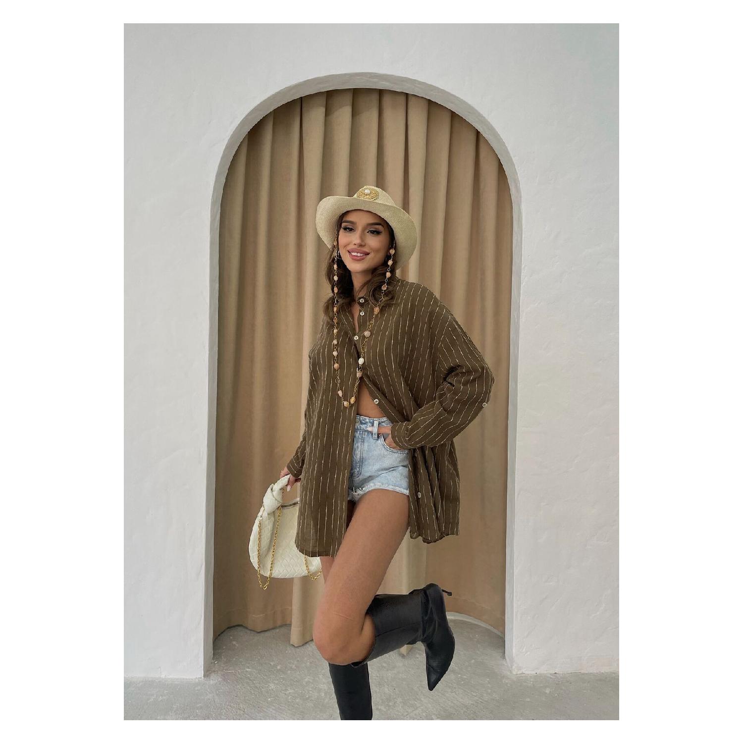 

Объемная коричневая льняная рубашка с белыми вертикальными полосками S коричневый