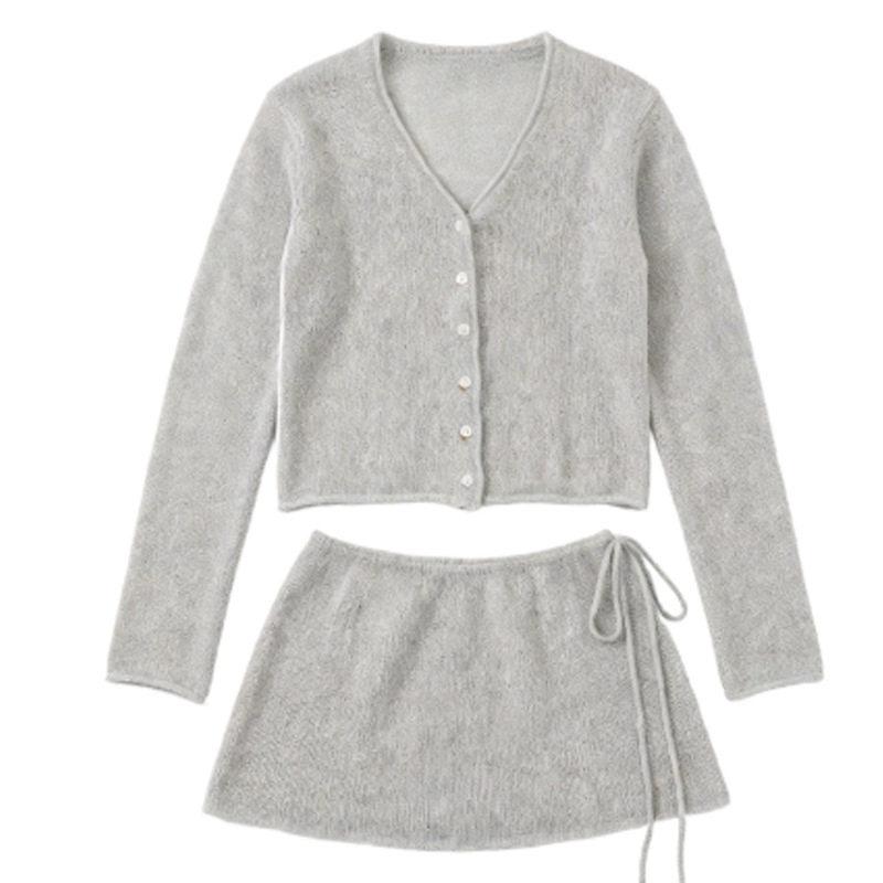 French elegant gentle wind age reduction small fresh short V-neck blouse stacked with thin strap blouse two-piece set