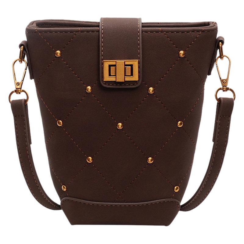 This year, rivet bags, plaid hand-held bucket bags, shoulder bags, messenger bags, lock chains, and small fragrant small bags are popular.