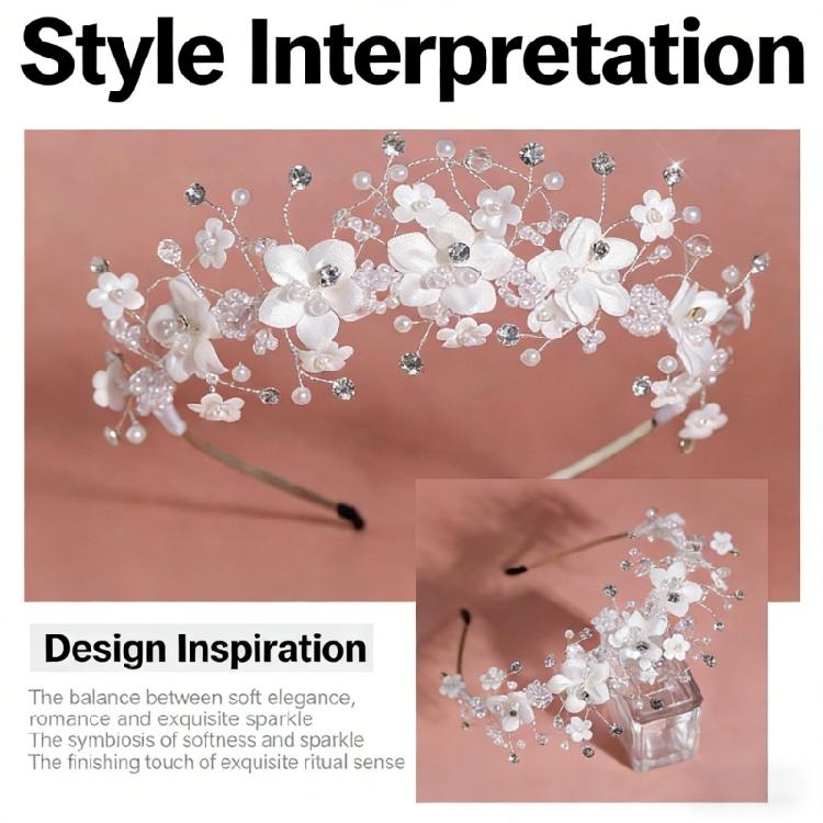 Elegantes Haaraccessoire mit weißen Stoffblumen, Perlen und Strasssteinen – perfekt für festliche Anlässe und als Brautschmuck.