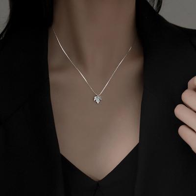 S925 Sterling Silber Kette Ins Schlüsselbeinkette Damen Frischer und minimalistischer Blattanhänger Personalisierte künstlerische Ahornblatt Halskette