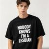T-shirt Casual a Manica Corta Nessuno Sa Che Sono Lesbica Stampa Audace Bianca su NeroGrafica Casual Quotidiana Streetwear Unisex Maglietta Nera