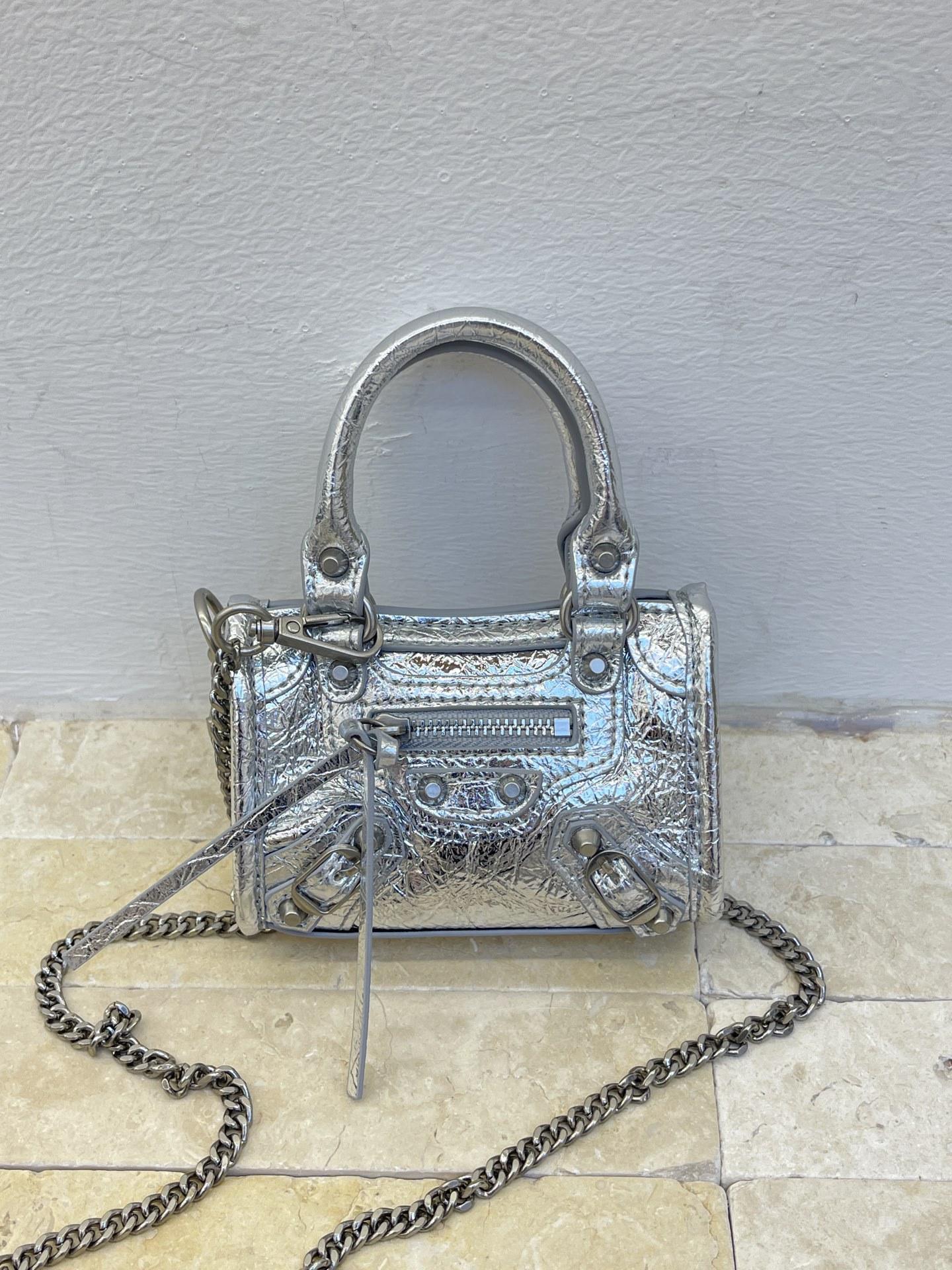Trendy motorcycle bag for women, new fashionable hot girl, high-end texture, large capacity hand-to-hand, shoulder crossbody tote bag