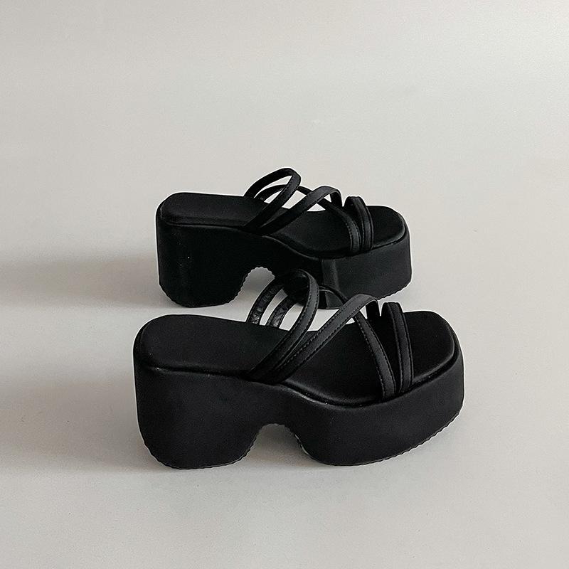 Thick-bottomed Muffin Black Cool Slippers 2025 Spring and Summer New Women's Fashion French Beach Vacation Rome Cool