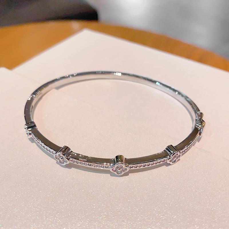 Four-leaf Clover Bracelet, Light Luxury Design, High-end Bracelet, Elegant and Simple 18CM