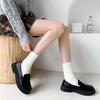 Frühlings- und Herbststil Damen Mittellange Baumwolle Einfarbige Plüschsocken Kombiniert mit Kleinen Lederschuhen und Langen Socken