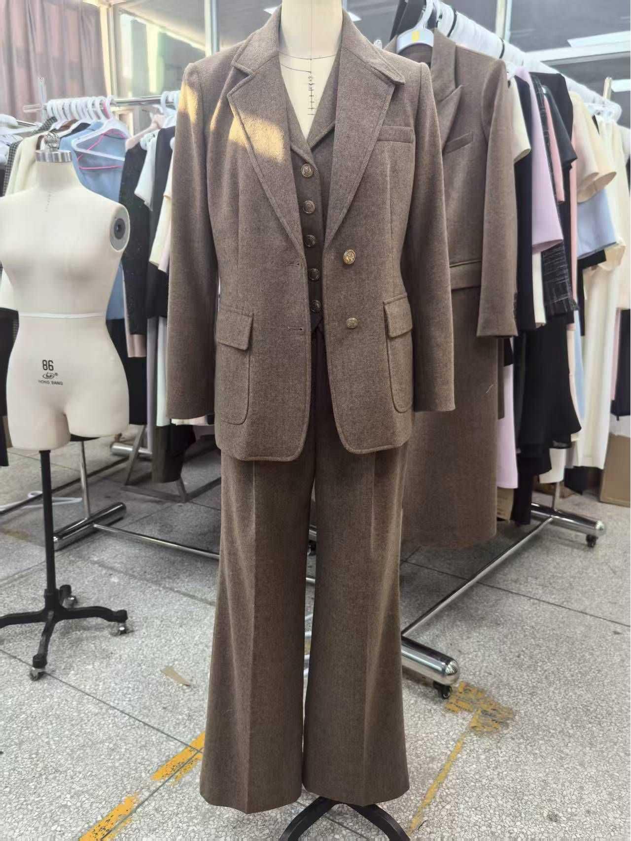 

Professional Women s Woolen Suit: Slimming Straight-Leg Pants & Top Set for a Tall, Polished Look XL