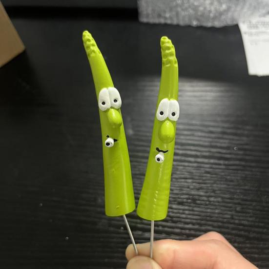 2 Pcs Funny Asparagus Garden Stakes Cute Resin Plants Craft with Funny Face Decorative Yard Art for Outdoor Garden Lawn Decor