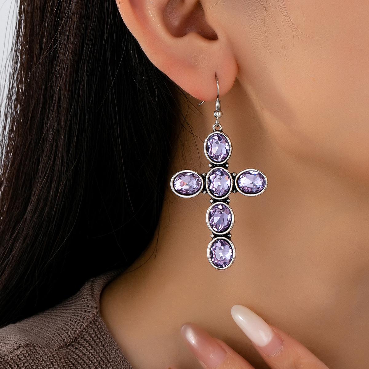 Bohemian Retro Kreuz-Steckohrringe: Ethnische und vielseitige Mode. violett
