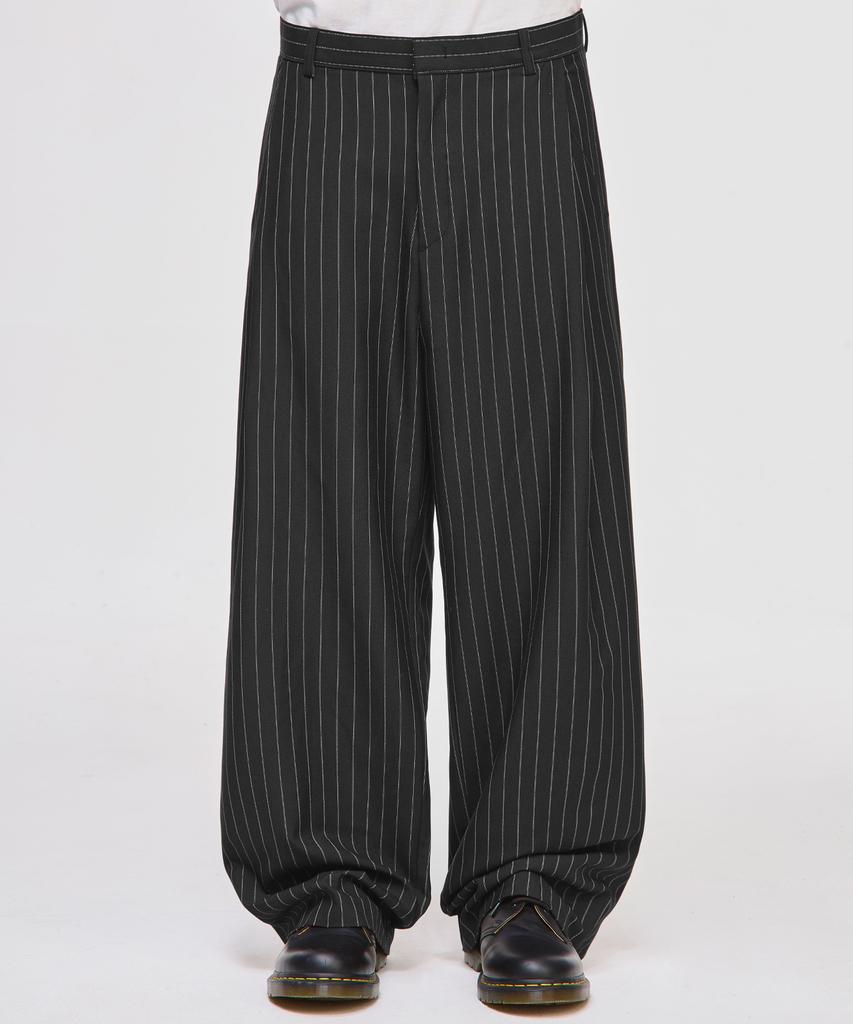 SIGNATURE Side Deep One-Pleat Slacks [Black Stripe]