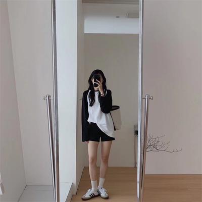 Reines Baumwoll-Raglan-Langarm-T-Shirt für Damen im Herbst. Lockerer, lässiger Lazy-Style. Mittellang. Kontrastierendes Oberteil in Schwarz und Weiß.