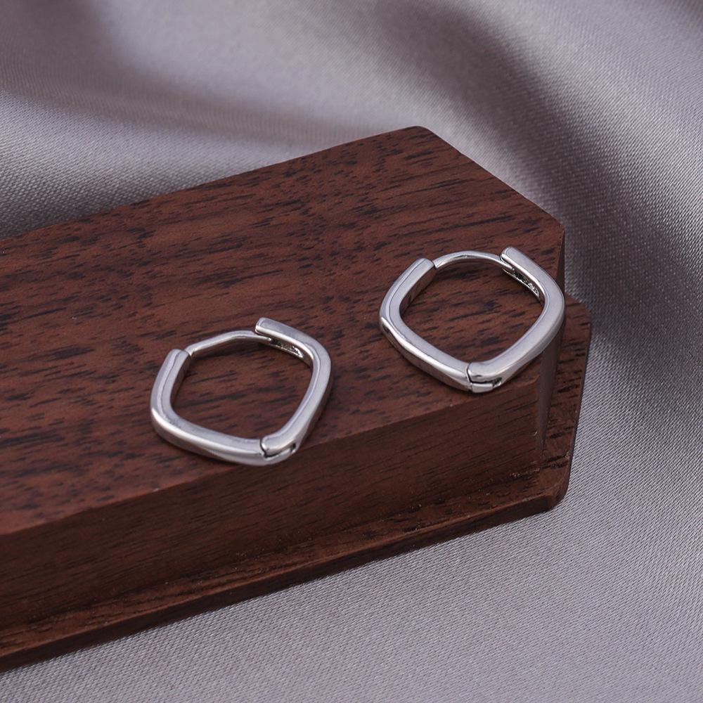 

Elegant Shiny Stud Earrings for Women - Gold and Silver Plated Copper Jewelry