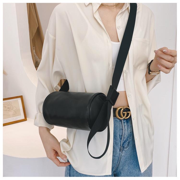 IELGY Casual Soft Leather Men's and Women's Street Shoulder Dimple Bag