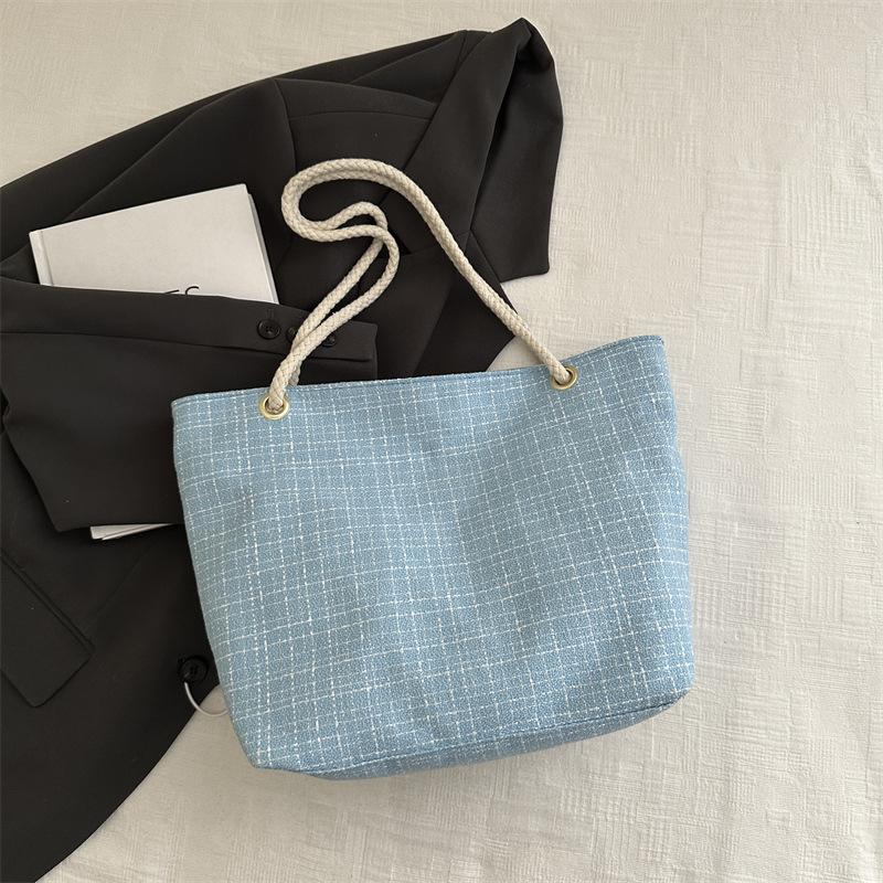 

Клетчатая тканая сумка-тоут женская 2025 новая для поездок на работу, для студентов-искусствоведов на занятия, ручная тканевая сумка синий