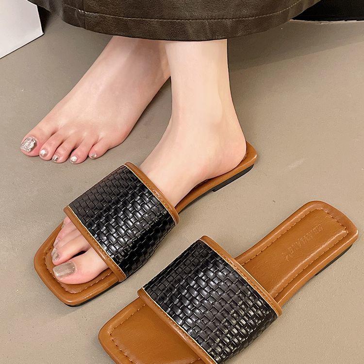 Slippers women's summer wear 2025 new French temperament with skirt one-word drag flat-bottomed non-slip beach cool slippers