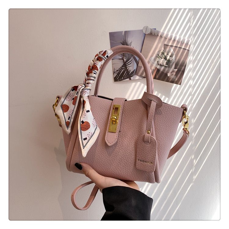Borse a trama avanzata Borse da donna 2023 Nuova nicchia Borsa a secchiello con una spalla Borsa a tracolla per pendolari con cestino per verdure