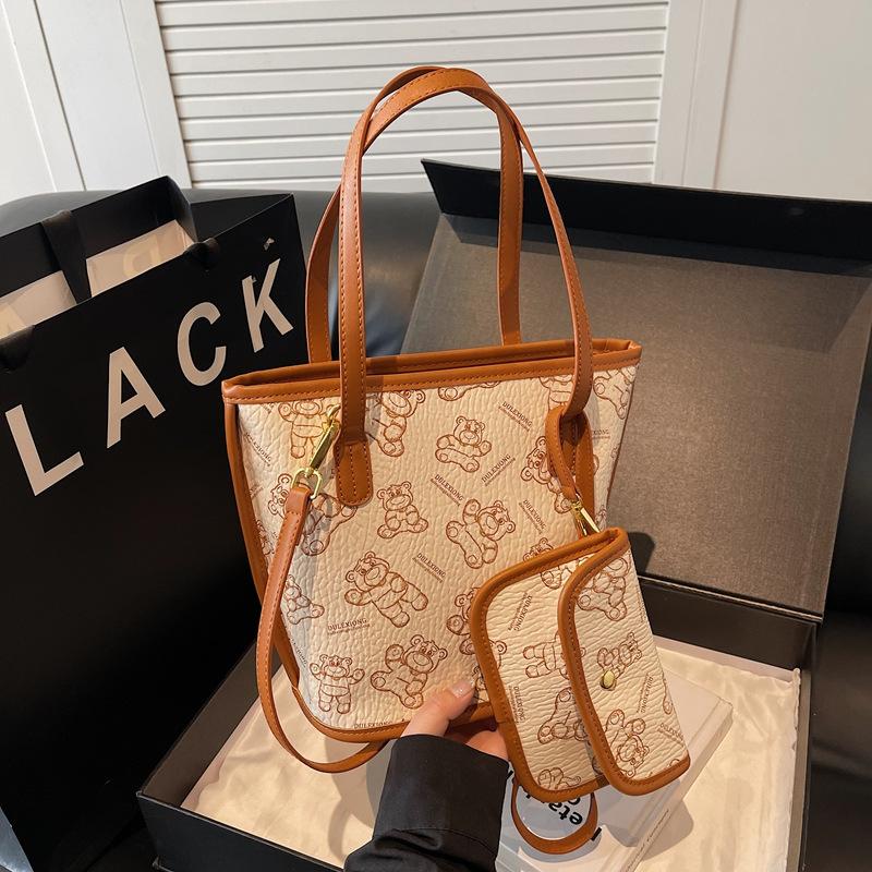 

2025 Новая большая вместительная сумка-ведро с принтом медведя, портативная сумка-тоут, повседневная универсальная сумка-мессенджер для поездок на работу Size [Bottom Length 27 Height 22] Large Capacity белый