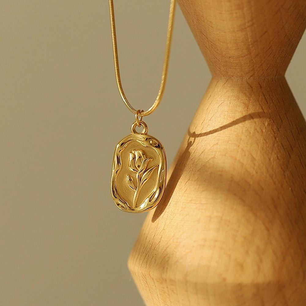 Stainless Steel Necklace Exquisite Simple Engraved Rose New Design Suspension Necklace For Women Zircon Fashion Banquet Gifts