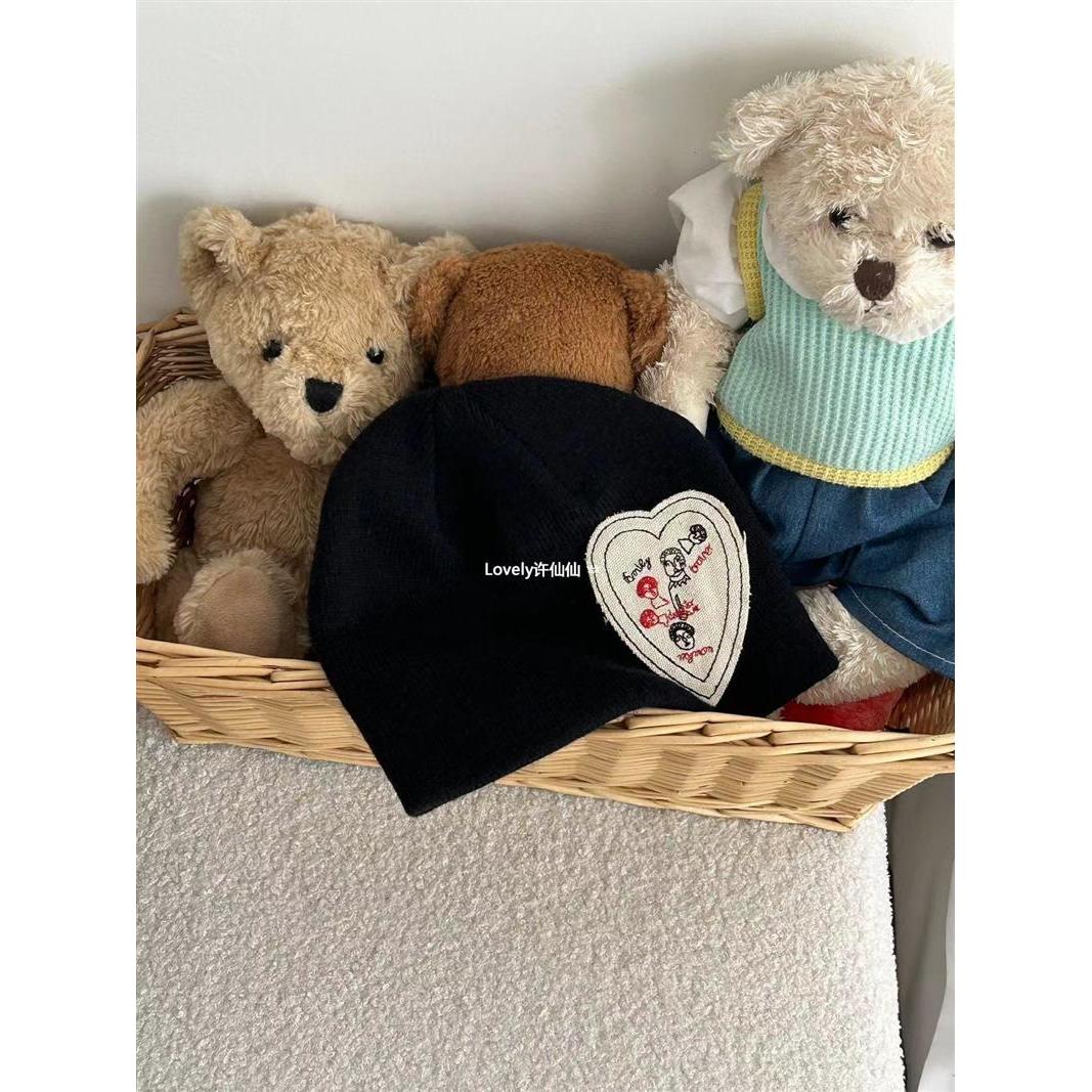 

Чжао Рут любовная нашивка шерстяная шапка женская осень-зима новая уличная вязаная шапка теплая защита ушей холодная шапка Adults are resilient чёрный